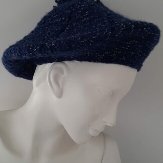 Bourvil : Beret en laine en crochet.