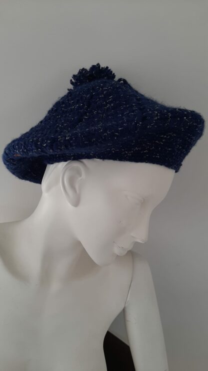 Bourvil : Beret en laine en crochet.