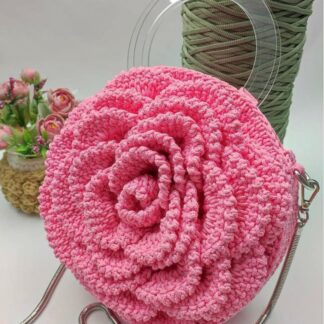 Petit sac dame forme fleur en crochet.