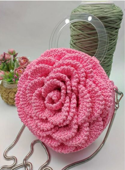 Petit sac dame forme fleur en crochet.