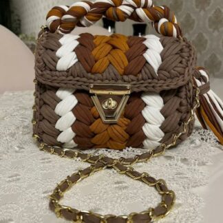 Petit sac dame en crochet. Couleur: Chocolat, marron blanc.