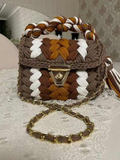 Petit sac dame en crochet. Couleur: Chocolat, marron blanc.