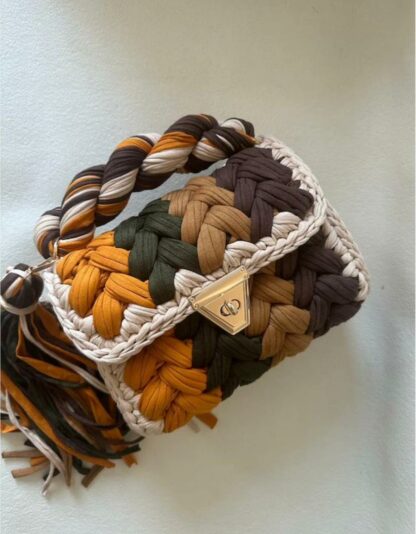 Petit sac dame en crochet. Couleur: Orange, vert fonce, beige, chocolat.